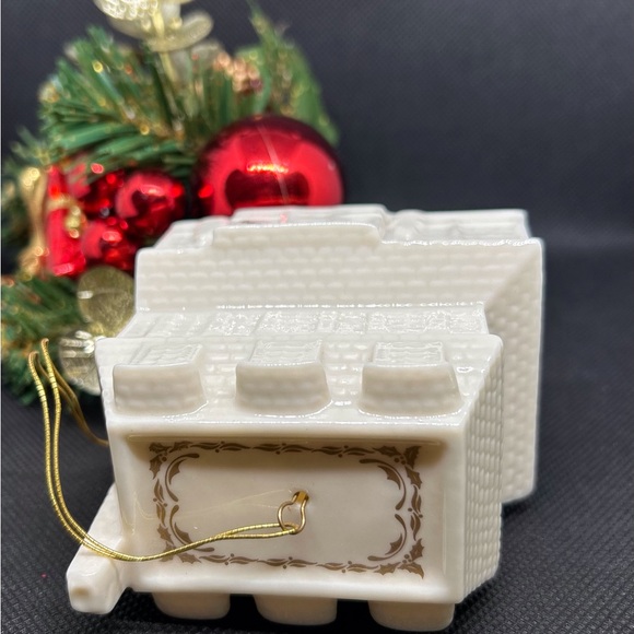 LENOX 1990 CHRISTMAS VILLAGE INN ORNAMENT - Picture 9 of 12